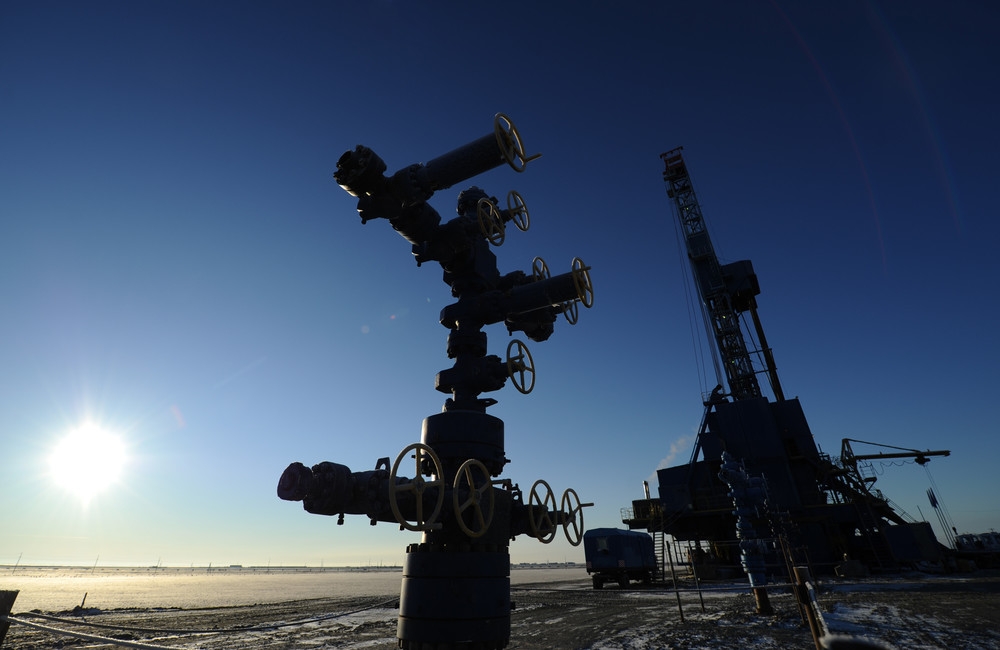 Доходы от нефтяного экспорта в России уменьшились вдвое