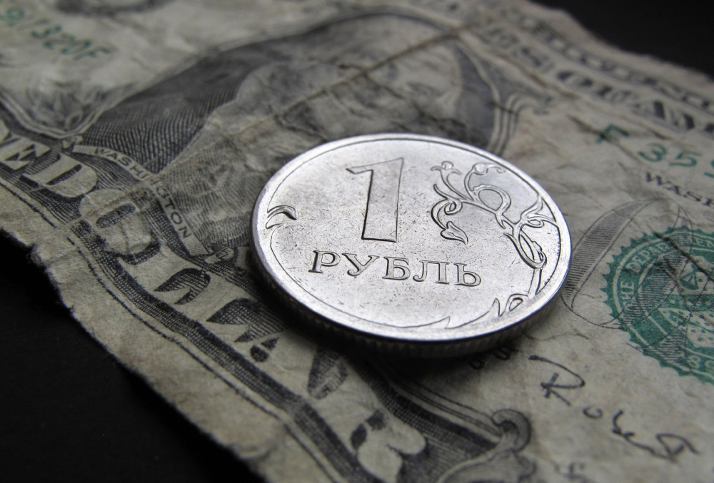 ЦБ и Минфин не собираются оказывать влияния на курс рубля